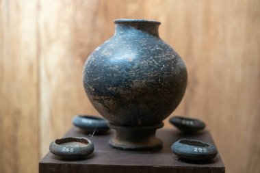 Chennai, Tamil Nadu, Hindistan - 02.07.2025: 2265 numaralı siyah vazo. Ahşap bir platformda dört vazo daha var. Chennai 'de.