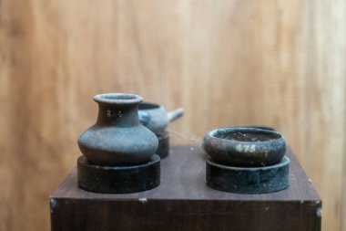 Chennai, Tamil Nadu, Hindistan - 02.07.2025: Tahta bir masanın üzerinde üç vazo var. Vazolardan biri masanın sol tarafındalar. Chennai 'de.