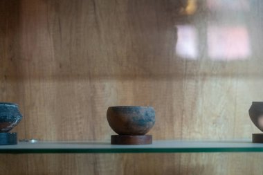 Chennai, Tamil Nadu, Hindistan - 02.07.2025: Bir rafta üç kase var. Biri solda, biri ortada, ve biri de sağda. Chennai 'de.