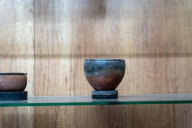 Chennai, Tamil Nadu, Hindistan - 02.07.2025: Diğer iki kasenin yanında küçük bir kase duruyor. Kâse kilden yapılmış ve kahverengi. Chennai 'de.