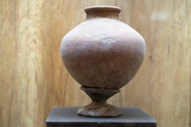 Chennai, Tamil Nadu, Hindistan - 02.07.2025: Bir kaidede kahverengi bir vazo bulunuyor. Vazo eski ve kahverengi bir rengi var. Chennai 'de.