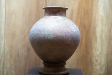 Chennai, Tamil Nadu, Hindistan - 02.07.2025: Ahşap bir masanın üzerinde kahverengi bir vazo bulunuyor. Vazo eski ve kahverengi bir rengi var. Chennai 'de.