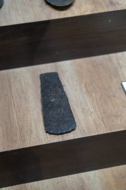 Chennai, Tamil Nadu, Hindistan - 02.07.2025: Tahta bir yüzeyde küçük bir nesne. Nesne siyah ve ucu sivri. Chennai 'de.