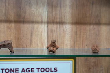 Chennai, Tamil Nadu, Hindistan - 02.07.2025: Bir rafta üç küçük kil figürü. Biri ayı, diğer ikisi insan yüzü. Chennai 'de.