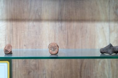 Chennai, Tamil Nadu, Hindistan - 02.07.2025: Rafta üç küçük kahverengi nesne var. Bir tanesi bir yüz. Diğer ikisi yüz değil. Chennai 'de.