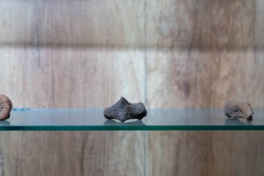 Chennai, Tamil Nadu, Hindistan - 02.07.2025: Bir rafta üç kaya var. Biri küçük ve yuvarlak, diğeri büyük ve dikdörtgen. Chennai 'de.