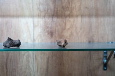 Chennai, Tamil Nadu, Hindistan - 02.07.2025: Büyük bir kayanın yanındaki rafta küçük bir kaya var. Raflar camdan yapılmıştır. Chennai 'de.