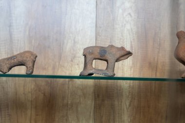 Chennai, Tamil Nadu, Hindistan - 02.07.2025: Rafta üç küçük heykel sergilenmektedir. Biri ayı, diğeri ise bir at. Chennai 'de.