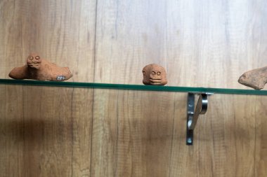 Chennai, Tamil Nadu, Hindistan - 02.07.2025: Rafta üç küçük heykel var. Biri kurbağa, biri kaplumbağa, biri de kuş. Chennai 'de.