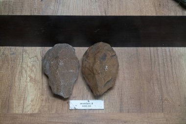 Chennai, Tamil Nadu, Hindistan - 02.07.2025: Ahşap bir masada iki taş var. Taşlardan birinin üzerinde 1 numara var. Chennai 'de.