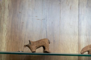 Chennai, Tamil Nadu, Hindistan - 02.07.2025: Rafta bir kahverengi ayı heykeli var. Rafta iki ayı heykeli daha var. Chennai 'de.