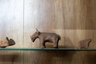 Chennai, Tamil Nadu, Hindistan - 02.07.2025: Rafta üç küçük kahverengi heykel var. Biri bir ayı ve diğer ikisi daha küçük. Chennai 'de.