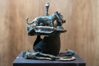 Chennai, Tamil Nadu, Hindistan - 02.07.2025: Kırık bir heykelin üzerinde bir kedi heykeli var. Başka heykeller de var. Chennai 'de.