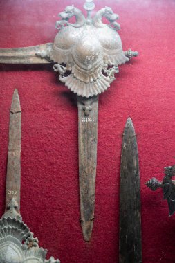 Chennai, Tamil Nadu, Hindistan - 02.07.2025: Altın başlı gümüş bir kılıç sergilenmektedir. Kılıç Chennai 'de 271 numarasıyla etiketlenmiş.