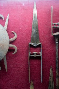 Chennai, Tamil Nadu, Hindistan - 02.07.2025: Kırmızı zemin üzerinde bir kılıç sergilenmektedir. Kılıç gümüşten ve ucu siyah. Chennai 'de.