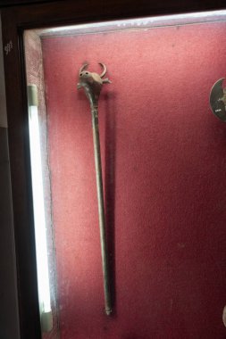 Chennai, Tamil Nadu, Hindistan - 02.07.2025: Üzerinde kafası olan uzun bir sopa sergilenmektedir. Sopa metalden yapılmıştır. Chennai 'de.