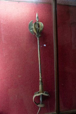 Chennai, Tamil Nadu, Hindistan - 02.07.2025: Cam bir kutuda kılıç sergilenmektedir. Kılıç metalden yapılmıştır ve ucu sivri uçludur. Chennai 'de.