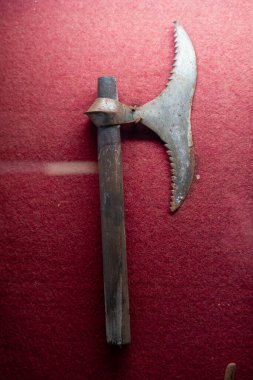 Chennai, Tamil Nadu, Hindistan - 02.07.2025: Sivri uçlu uzun, ince metal bir kılıç. Kılıç kırmızı arka planda. Chennai 'de.