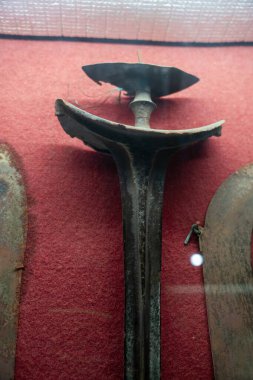 Chennai, Tamil Nadu, Hindistan - 02.07.2025: Kırmızı arka planda bir kılıcın sergilenmesi. Kılıç eski ve eğri uçlu. Chennai 'de.