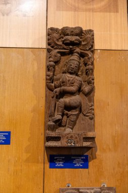 Chennai, Tamil Nadu, Hindistan - 02.07.2025: Sakallı ve sakallı bir adamın ahşap heykeli. Heykel Chennai 'de 22 numarada.