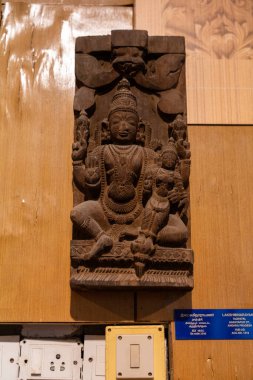 Chennai, Tamil Nadu, Hindistan - 02.07.2025: Platformda oturan bir kadın ve erkeğin heykeli. Adam elinde küçük bir nesne tutuyor. Chennai 'de.