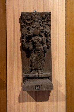 Chennai, Tamil Nadu, Hindistan - 02.07.2025: 14 numaralı bir adamın heykeli. Heykel ahşap bir duvarda. Chennai 'de.