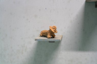 Chennai, Tamil Nadu, Hindistan - 02.07.2025: Bir rafta küçük kahverengi bir fil heykeli bulunuyor. Fil kameraya bakıyor. Chennai 'de.