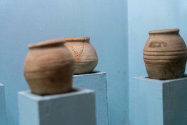 Chennai, Tamil Nadu, Hindistan - 02.07.2025: Üç vazo sergileniyor. Vazolar kahverengidir ve kırsal bir görüntüye sahiptir. Chennai 'de.