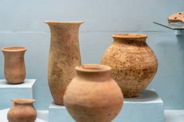 Chennai, Tamil Nadu, Hindistan - 02.07.2025: Bir uzun ve bir kısa vazo sergilenmektedir. Vazolar kahverengi. Chennai 'de.