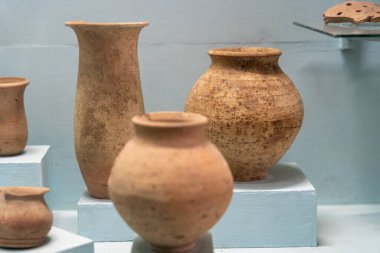 Chennai, Tamil Nadu, Hindistan - 02.07.2025: Mavi bir stantta bir vazo koleksiyonu sergilenmektedir. Vazolar farklı şekil ve boyutlarda. Chennai 'de.