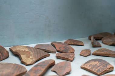 Chennai, Tamil Nadu, Hindistan - 02.07.2025: Masadaki kırık çömlek parçaları yığını. Bazı parçaların üzerinde yazı var. Chennai 'de.