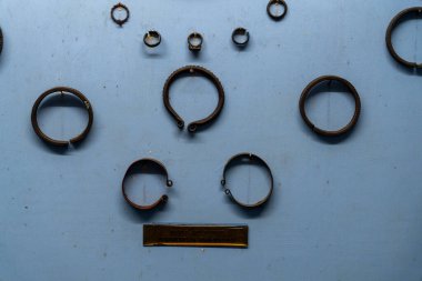 Chennai, Tamil Nadu, Hindistan - 02.07.2025: Eski metal halkalar ve bilezikler sergilenmektedir. Yüzüklerin bazıları kırılmış. Chennai 'de.