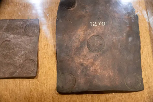 Chennai, Tamil Nadu, Hindistan - 02.07.2025: Üzerinde 12270 sayısı olan kahverengi bir nesne. Başka bir kahverengi nesnenin yanında. Chennai 'de.