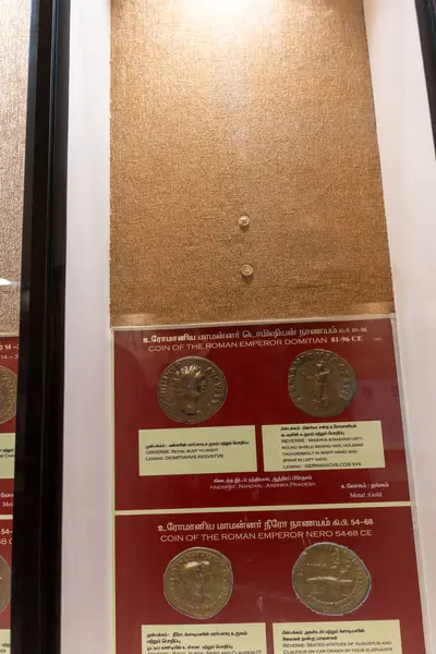 Chennai, Tamil Nadu, Hindistan - 02.07.2025: Resim, bir tanesi Roma İmparatorluğu 'ndan olan antik sikke koleksiyonunu sergiliyor. Chennai 'de.
