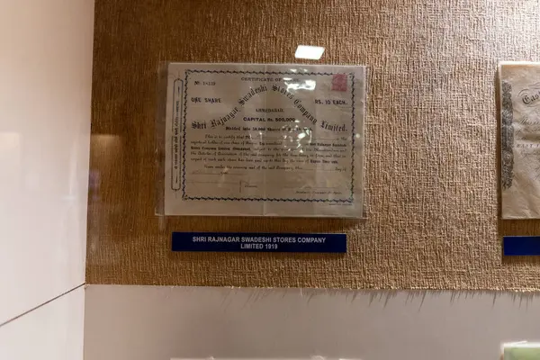 Chennai, Tamil Nadu, Hindistan - 02.07.2025: Bir şirket için şirket sertifikası. Sertifika çerçevelenmiş ve duvara asılmış. Chennai 'de.