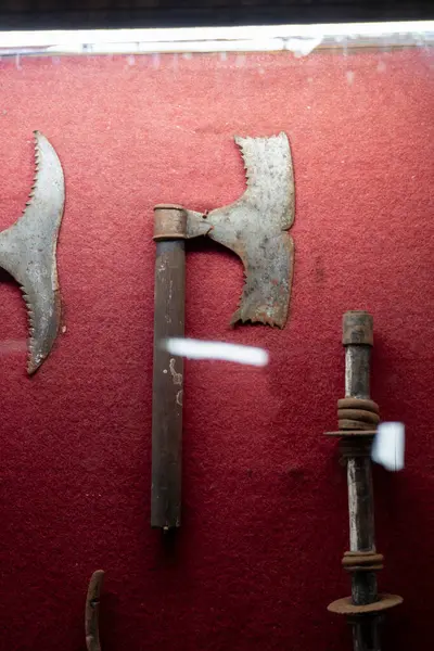 Chennai, Tamil Nadu, Hindistan - 02.07.2025: Üç farklı silah tipine sahip kırmızı arkaplan. İlki büyük bir balta. Chennai 'de.