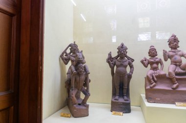 Chennai, Tamil Nadu, Hindistan - 02.07.2025: Oda insan heykelleriyle dolu. Toplamda dört heykel var. Chennai 'de.