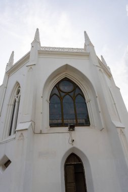 Chennai, Tamil Nadu, Hindistan - 02.07.2025: Geniş pencereli beyaz bir kilise. Pencere boyalı camla kaplı. Kilise uzundur. Chennai 'de.