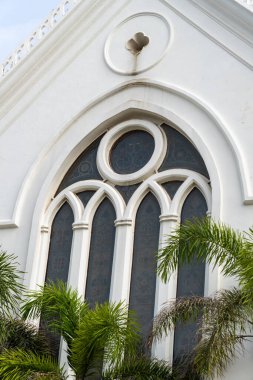 Chennai, Tamil Nadu, Hindistan - 02.07.2025: Siyah çerçeveli büyük bir pencere. Pencere bir kilisede. Chennai 'de.