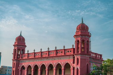 Chennai, Tamil Nadu, Hindistan - 02.07.2025: Tepesinde kubbe olan kırmızı bir bina. Bina uzun ve bir sürü kemeri var. Chennai 'de.