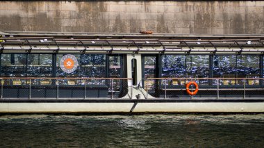 Sinek teknesinin camlarında yansıma var.