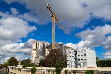 Paris 'te Notre Dame Katedrali, felaketten birkaç ay sonra yeniden inşa ediliyor.