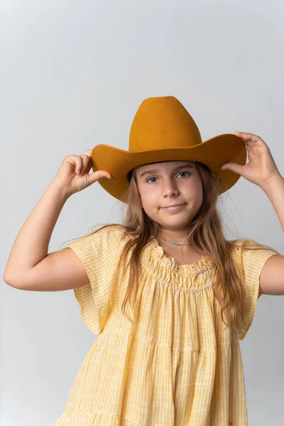 Κομψό Κορίτσι Κίτρινο Φόρεμα Και Πορτοκαλί Καπέλο Υψηλής Ποιότητας Φωτογραφία — Φωτογραφία Αρχείου
