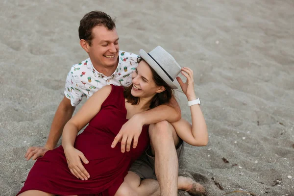 Young Pregnant Woman Husband Sitting Sand Smiling — Stock Photo, Image