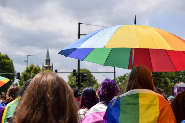 2022年のプライドパレードの日にレインボーフラッグの傘を持っている女性 ベルリンのゲイパレードでのLgbtqのコンセプト 楽しさを持っている暴露者 — ストック写真