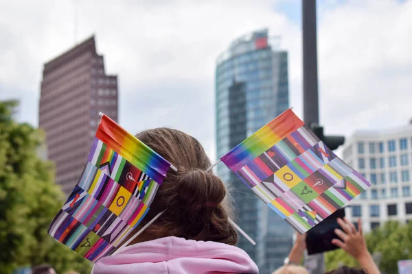 Christopher Street Day Berlin Pride July 2022 彩虹彩旗挂在女人的头发上 柏林普莱兹广场游行期间被人群包围的妇女 — 图库照片