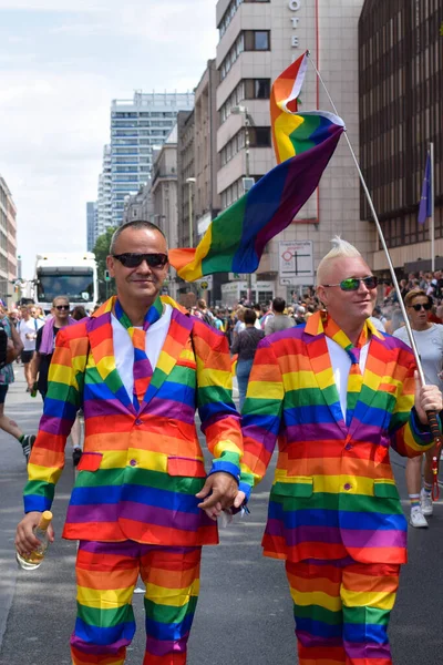 ベルリン 2023年7月23日 クリストファー ストリート ベルリン プライド パレード Lgbtq デモで虹のスーツを身に着けている多文化性カップル — ストック写真