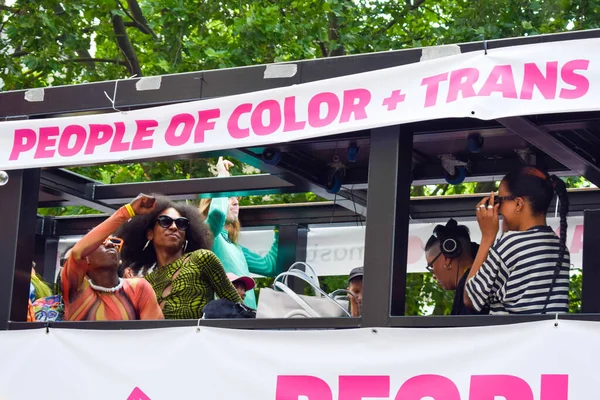 ベルリン 2023年7月23日 クリストファー ストリート ベルリン プライド パレード 黒人のトランス女性がプライド フロートで踊る Lgbtq — ストック写真