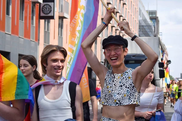 ベルリン 2023年7月23日 クリストファー ストリート ベルリン プライド パレード 虹の旗を持つ多文化的な非バイナリカップルとLgbtq デモでポスター バナーに抗議します — ストック写真