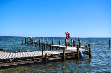 Eski sazdan yapılmış çiftlik. Romantik manzara. Almanya 'nın Mecklenburg-Vorpommern kentindeki Rugen adasında, Putgarten' de sazdan yapılmış bir çiftlik evi. Mavi gökyüzü ve sommer yeşil ağaçlar. Kuzey kıyısı.